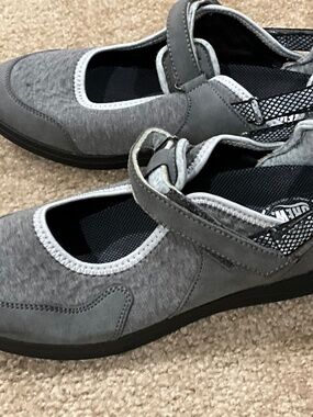 Drew band shoes, size 9, Velcro, Grey/black